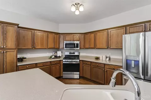 Kitchen - 8022 Stonegate Dr, Cincinnati, OH 45255 photo 3 of 6