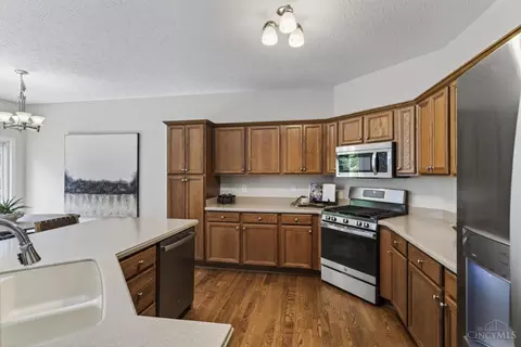 Kitchen - 8022 Stonegate Dr, Cincinnati, OH 45255 photo 2 of 6