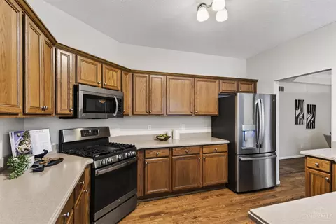 Kitchen - 8022 Stonegate Dr, Cincinnati, OH 45255 photo 4 of 6
