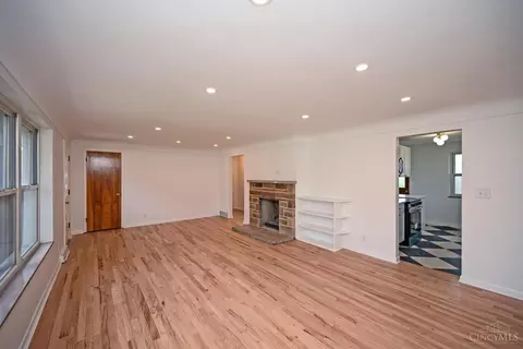 Living - 117 Waxwing Dr, Reading, OH 45215 photo 2 of 4