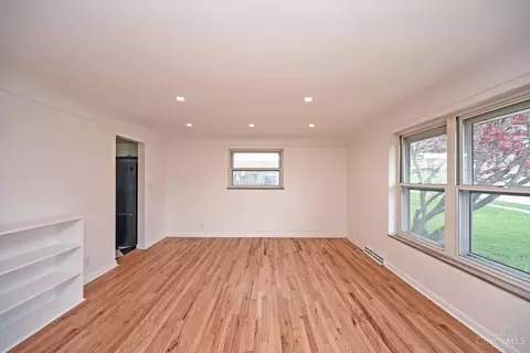 Living - 117 Waxwing Dr, Reading, OH 45215 photo 4 of 4