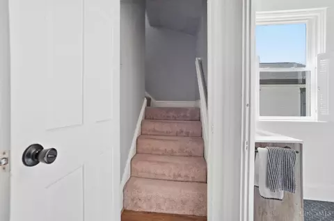 Entry Way - 1317 Grace Ave, Cincinnati, OH 45208 photo 5 of 9
