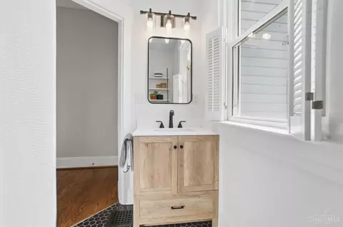 Bath - 1317 Grace Ave, Cincinnati, OH 45208 photo 7 of 8