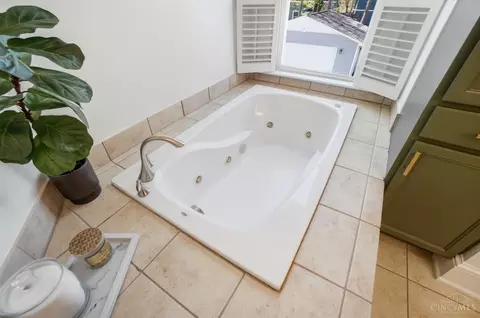 Bath - 1317 Grace Ave, Cincinnati, OH 45208 photo 5 of 8