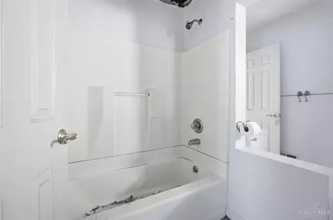 Bath - 1905 Greenpine Dr, Cincinnati, OH 45231 photo 4 of 8