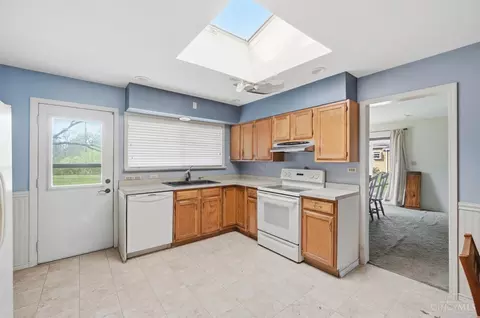 Kitchen - 1905 Greenpine Dr, Cincinnati, OH 45231 photo 2 of 5