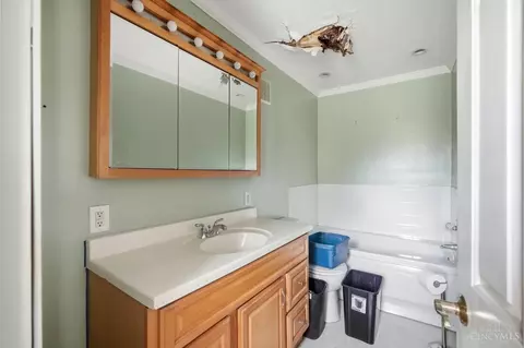 Bath - 1905 Greenpine Dr, Cincinnati, OH 45231 photo 5 of 8