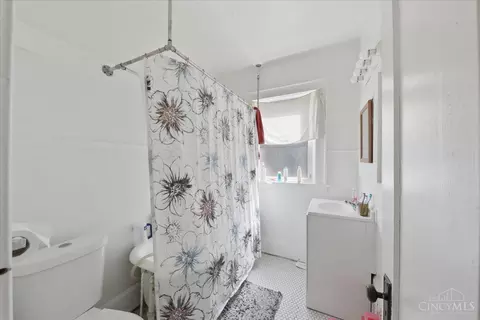 Bath - 808 Kirbert Ave, Cincinnati, OH 45205 photo 1 of 2