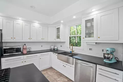 Kitchen - 506 Boal St, Cincinnati, OH 45202 photo 5 of 6