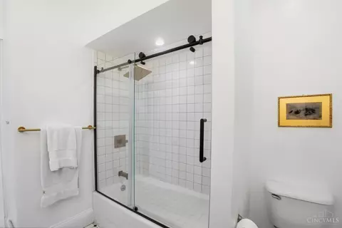 Bath - 506 Boal St, Cincinnati, OH 45202 photo 4 of 6