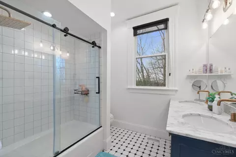 Bath - 506 Boal St, Cincinnati, OH 45202 photo 2 of 6