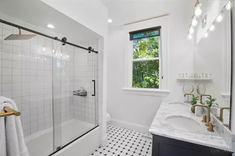 Bath - 506 Boal St, Cincinnati, OH 45202 photo 3 of 6