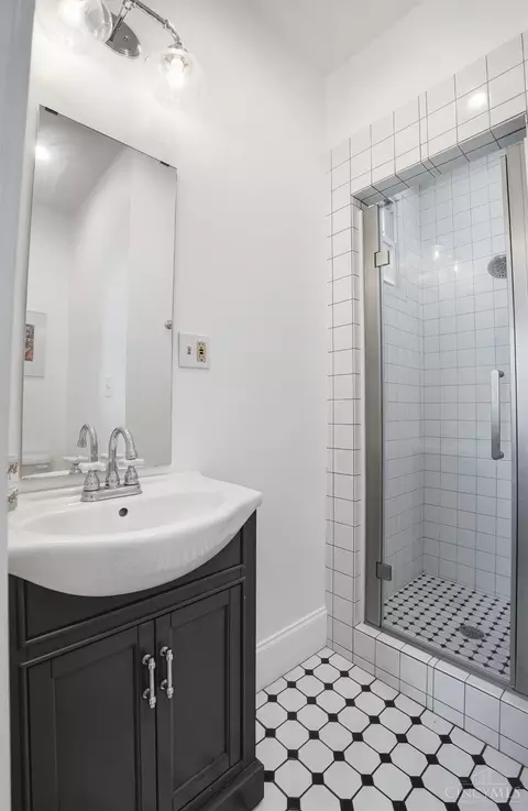 Bath - 506 Boal St, Cincinnati, OH 45202 photo 5 of 6