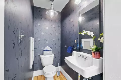 Bath - 506 Boal St, Cincinnati, OH 45202 photo 1 of 6
