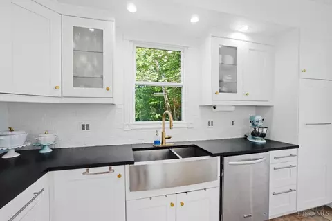 Kitchen - 506 Boal St, Cincinnati, OH 45202 photo 6 of 6