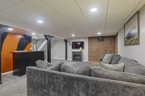 Living - 607 Libbejo Dr, Cincinnati, OH 45233 photo 3 of 3