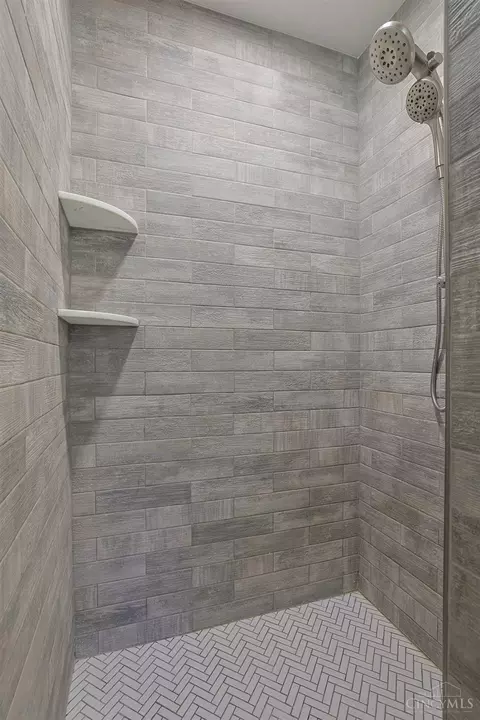 Bath - 607 Libbejo Dr, Cincinnati, OH 45233 photo 2 of 4
