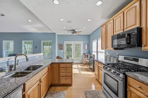 Kitchen - 6520 Sioux Pass Ct, Hamilton Township, OH 45039 photo 4 of 4