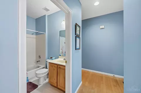 Entry Way - 6520 Sioux Pass Ct, Hamilton Township, OH 45039 photo 6 of 7