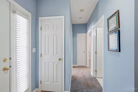 Entry Way - 6520 Sioux Pass Ct, Hamilton Township, OH 45039 photo 4 of 7