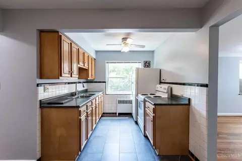 Kitchen - 5568 Beechmont Ave, Cincinnati, OH 45230 photo 2 of 8