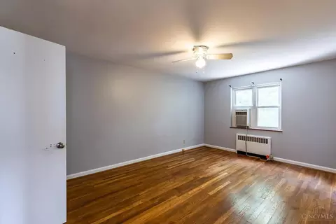 Bedroom - 5568 Beechmont Ave, Cincinnati, OH 45230 photo 2 of 9