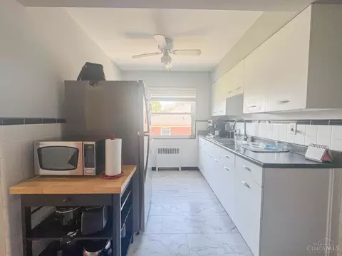 Kitchen - 5568 Beechmont Ave, Cincinnati, OH 45230 photo 5 of 8
