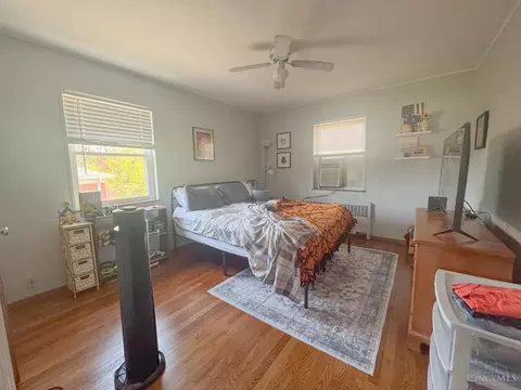 Bedroom - 5568 Beechmont Ave, Cincinnati, OH 45230 photo 5 of 9