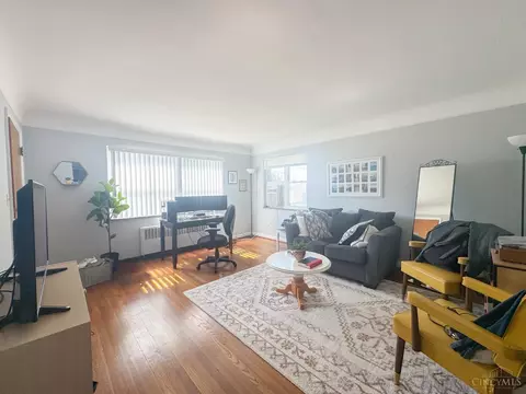 Living - 5568 Beechmont Ave, Cincinnati, OH 45230 photo 6 of 7