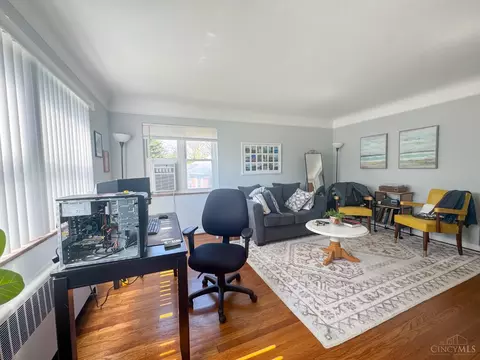Living - 5568 Beechmont Ave, Cincinnati, OH 45230 photo 5 of 7