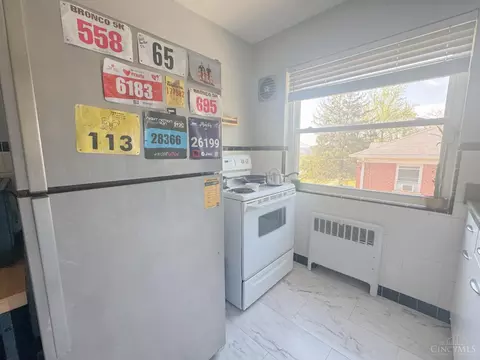 Kitchen - 5568 Beechmont Ave, Cincinnati, OH 45230 photo 6 of 8