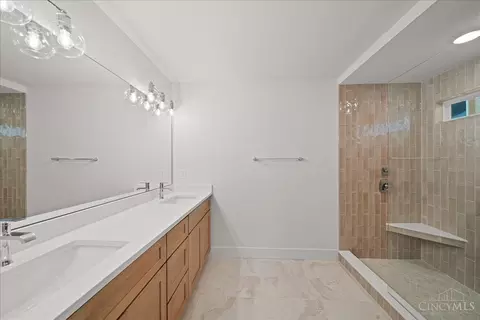 Bath - 3119 Hackberry St, Cincinnati, OH 45207 photo 2 of 6