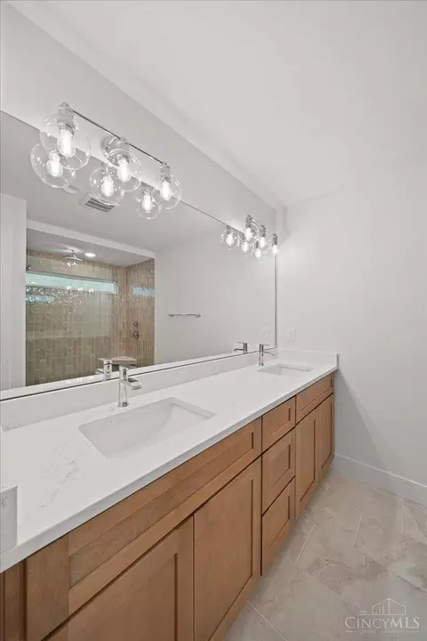 Bath - 3119 Hackberry St, Cincinnati, OH 45207 photo 3 of 6
