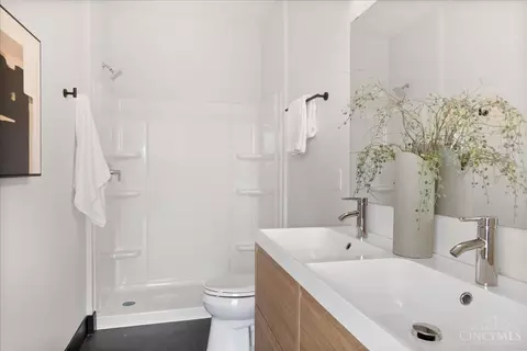 Bath - 3533 Eden Ave, Cincinnati, OH 45229 photo 3 of 6