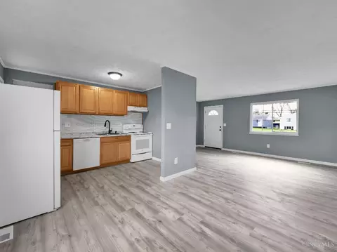 Living - 1034 Kemper Rd, Forest Park, OH 45240 photo 5 of 9