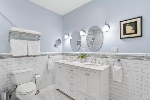 Bath - 2944 Fairfield Ave, Cincinnati, OH 45206 photo 2 of 6
