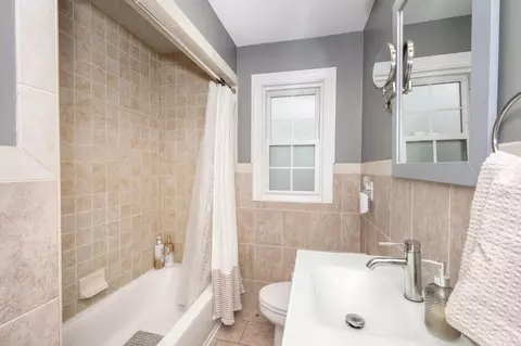 Bath - 6848 Somerset Dr, Cincinnati, OH 45224 photo 2 of 5