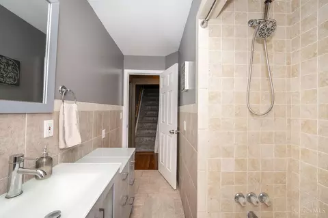 Bath - 6848 Somerset Dr, Cincinnati, OH 45224 photo 1 of 5
