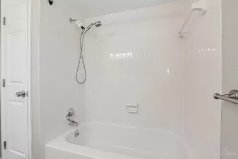 Bath - 1577 Silverglade Ct, Cincinnati, OH 45240 photo 4 of 4