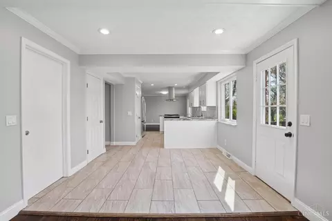 Entry Way - 1577 Silverglade Ct, Cincinnati, OH 45240 photo 2 of 3