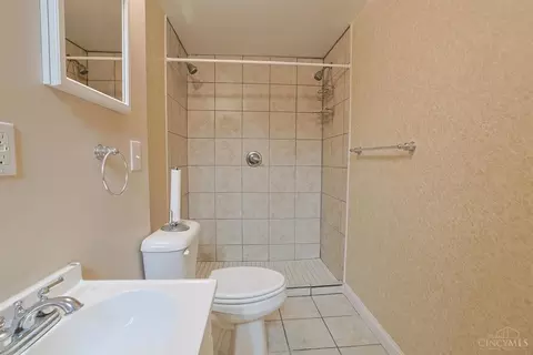 Bath - 9275 Whitebirch Dr, Cincinnati, OH 45231 photo 7 of 8