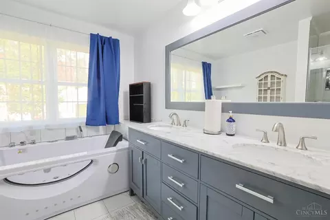 Bath - 9275 Whitebirch Dr, Cincinnati, OH 45231 photo 2 of 8