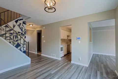 Living - 212 Duchess Ln, Cincinnati, OH 45255 photo 4 of 5