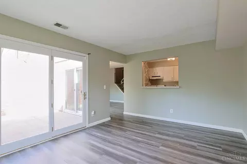 Living - 212 Duchess Ln, Cincinnati, OH 45255 photo 3 of 5