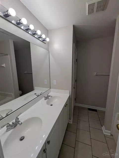 Bath - 8724 Galecrest Dr, Hamilton Township, OH 45039 photo 4 of 5