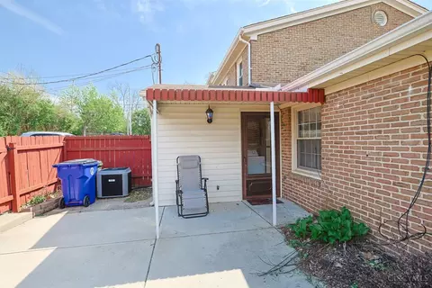 Exterior - 2009 Sunset Dr, Hamilton, OH 45013 photo 5 of 9