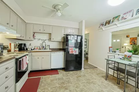 Kitchen - 2009 Sunset Dr, Hamilton, OH 45013 photo 2 of 2