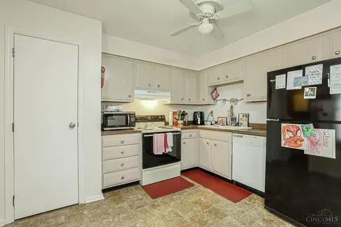 Kitchen - 2009 Sunset Dr, Hamilton, OH 45013 photo 1 of 2