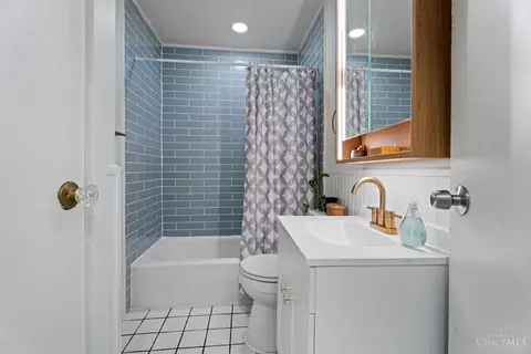 Bath - 4636 Ashtree Dr, Cincinnati, OH 45223 photo 1 of 1