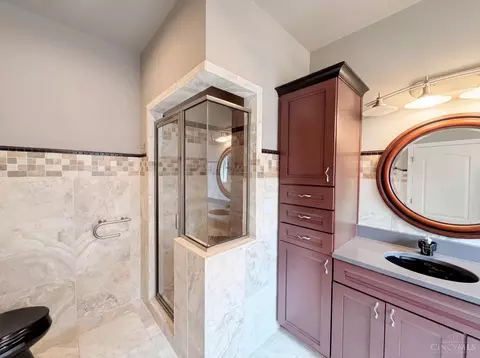 Bath - 8016 Stonegate Dr, Cincinnati, OH 45255 photo 3 of 4